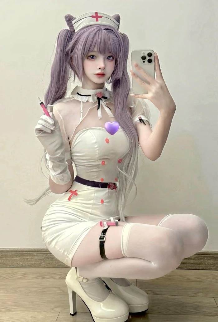 Cosplay y tá dễ thương với nụ cười ngọt ngào