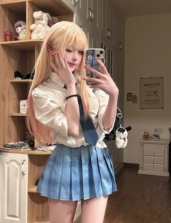 Cosplayer nữ mặc trang phục anime với tạo dáng cute