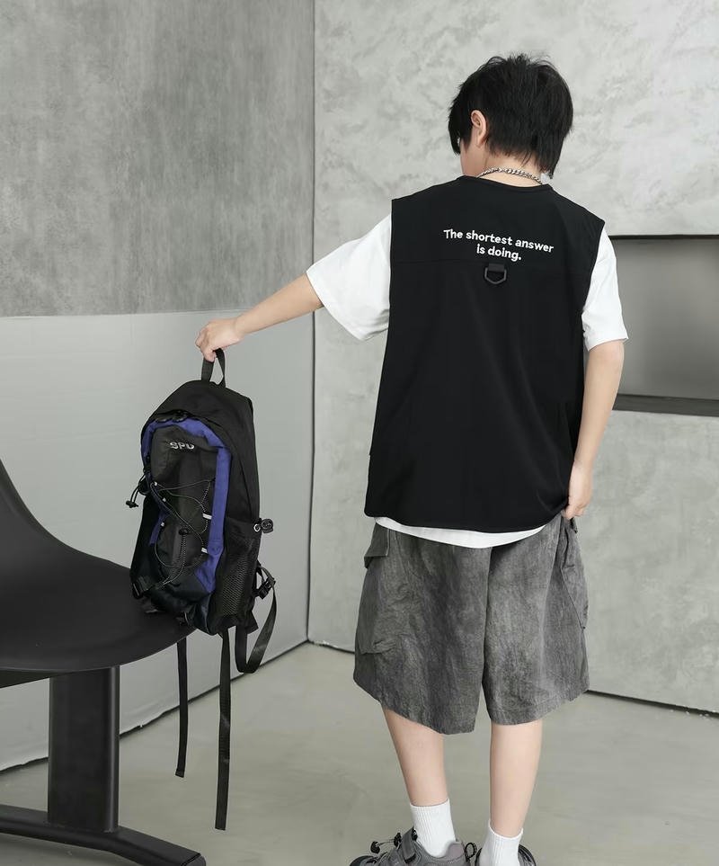 Dáng cậu bé đứng trước cửa phòng