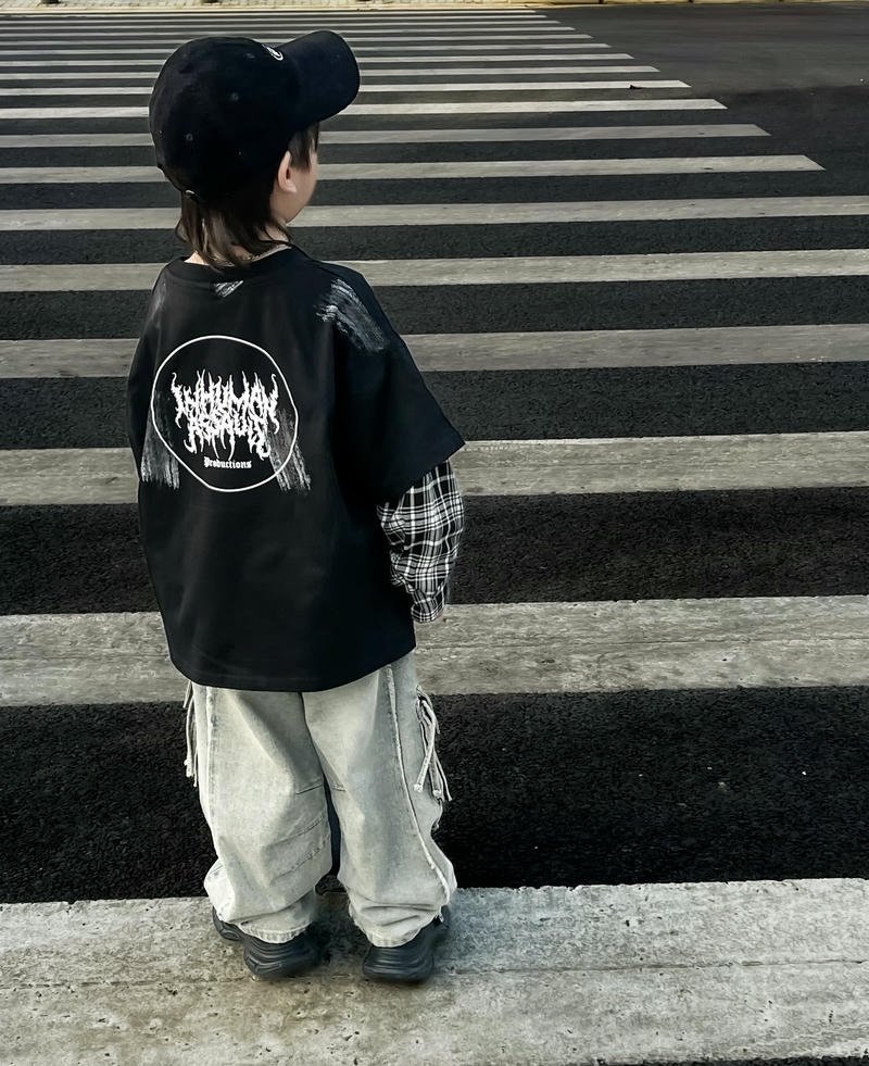 Dáng cậu bé quay lưng ngoài đường