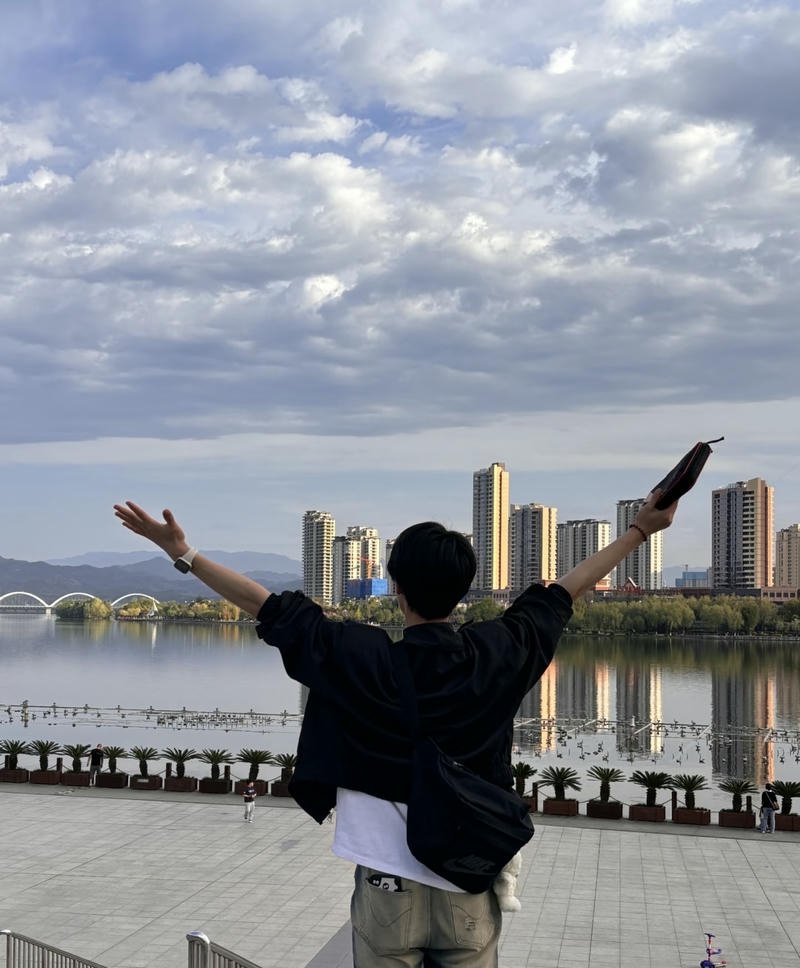 Dáng chàng trai quay lưng trước phong cảnh thiên nhiên đẹp