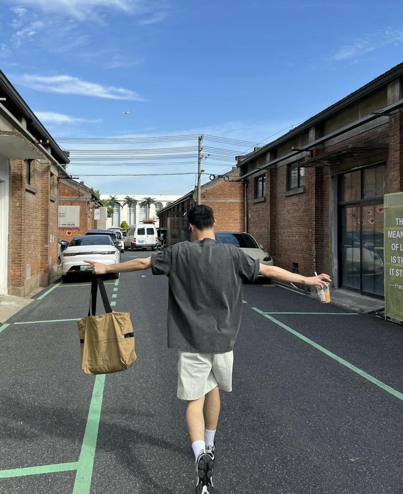 Dáng nam sinh quay lưng giữa con đường vắng buổi chiều