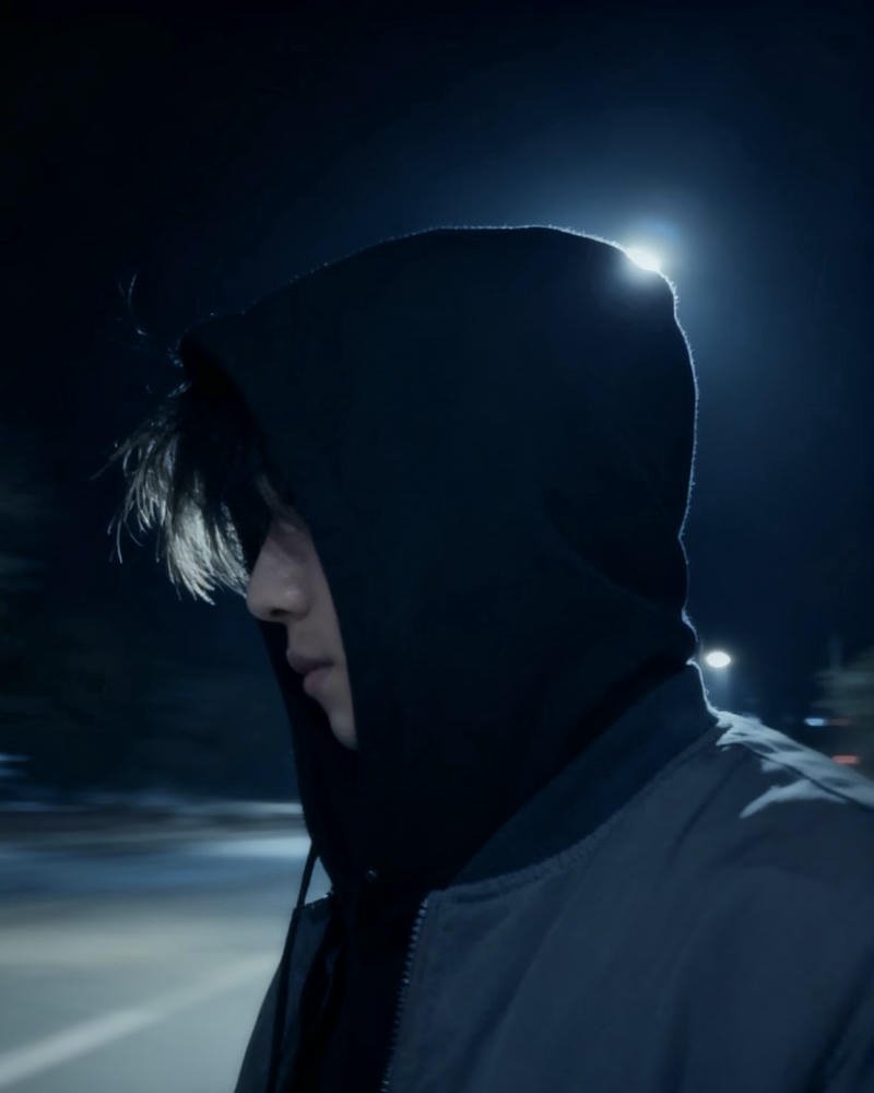 Dáng người con trai bước đi giữa con đường dài vắng lặng