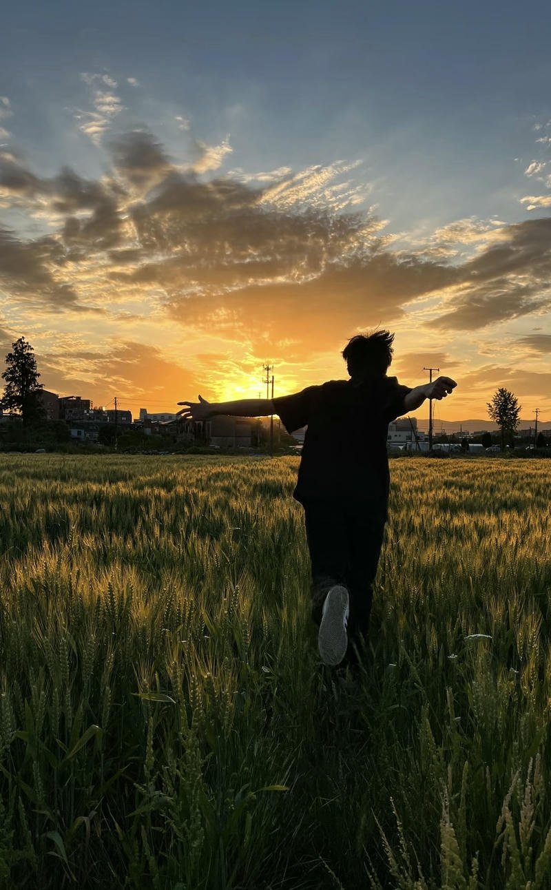 Dáng người con trai quay lưng giữa khung cảnh thiên nhiên