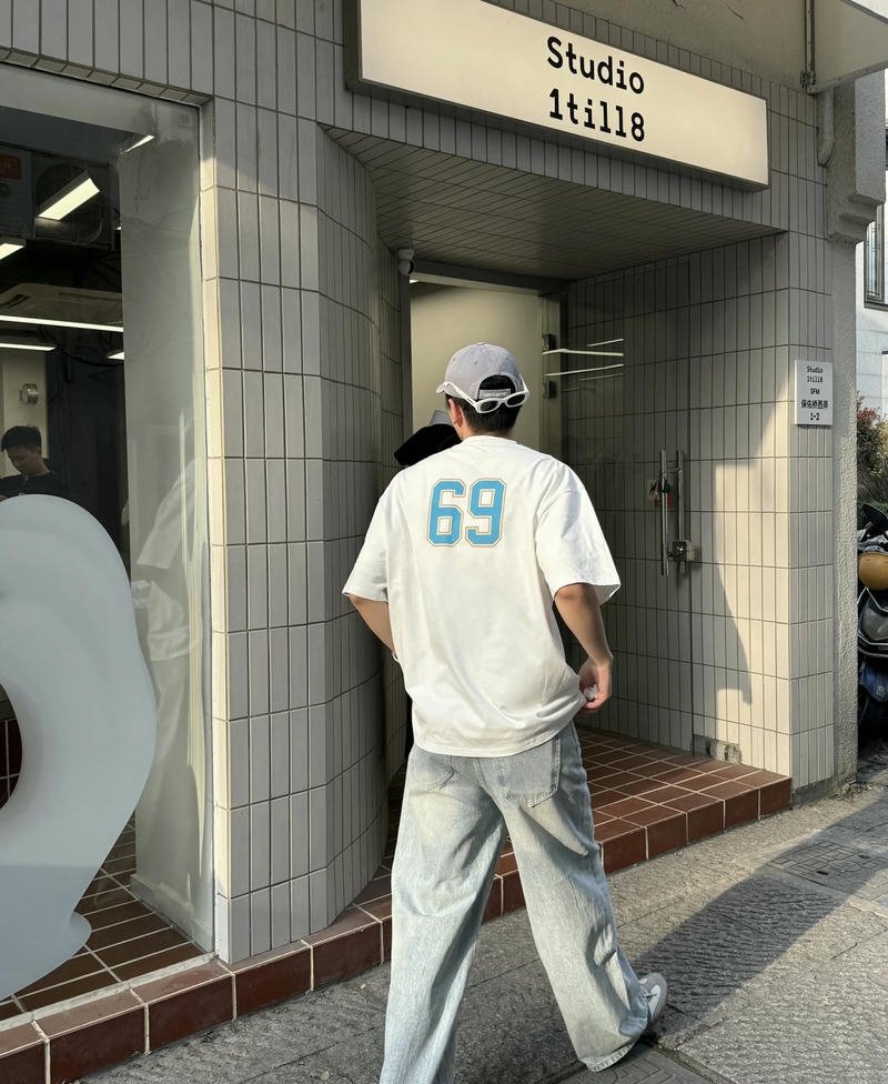 Dáng người nam đứng một mình quay lưng giữa phố