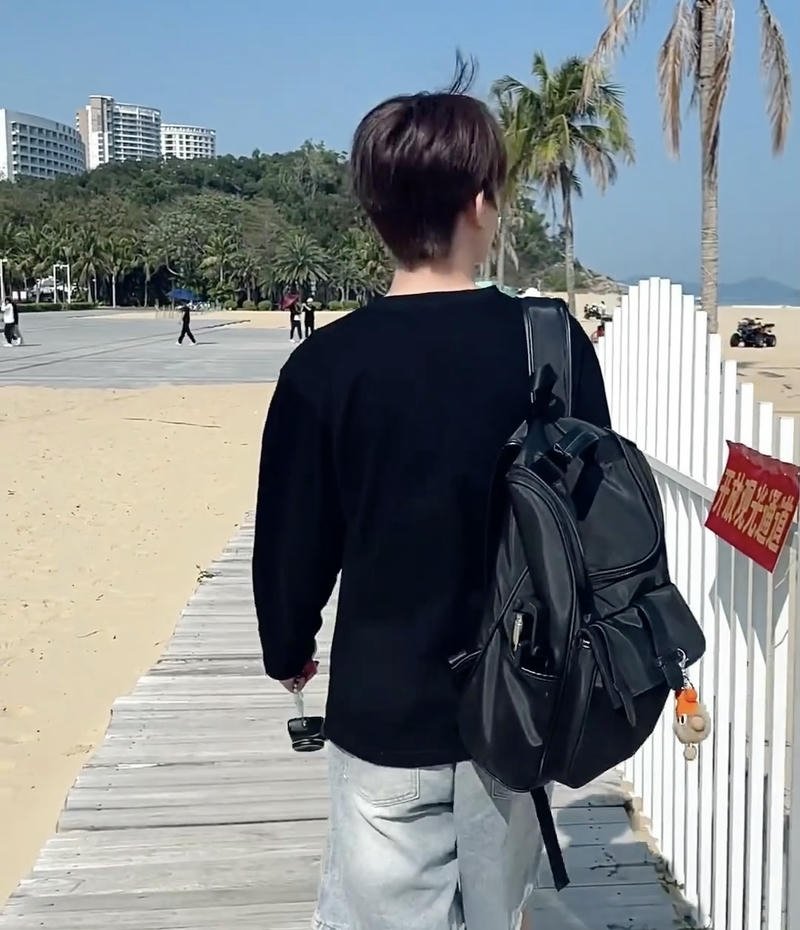 Dáng người nam quay lưng giữa phố chiều yên tĩnh