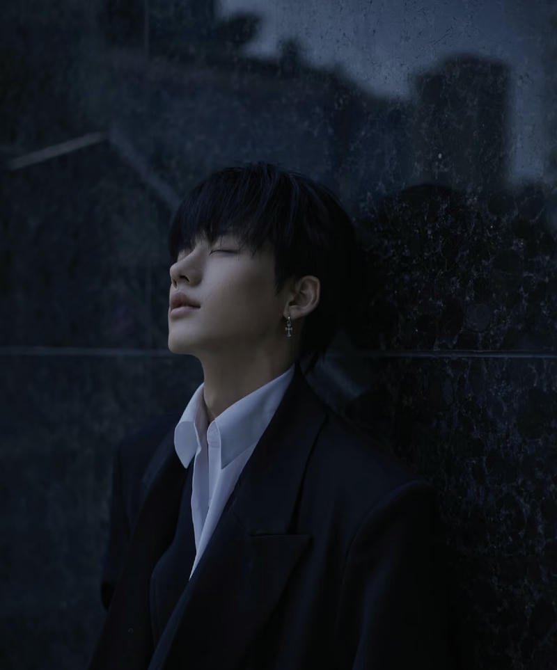 Đứng giữa phố đêm ảnh sad boy lạnh lùng