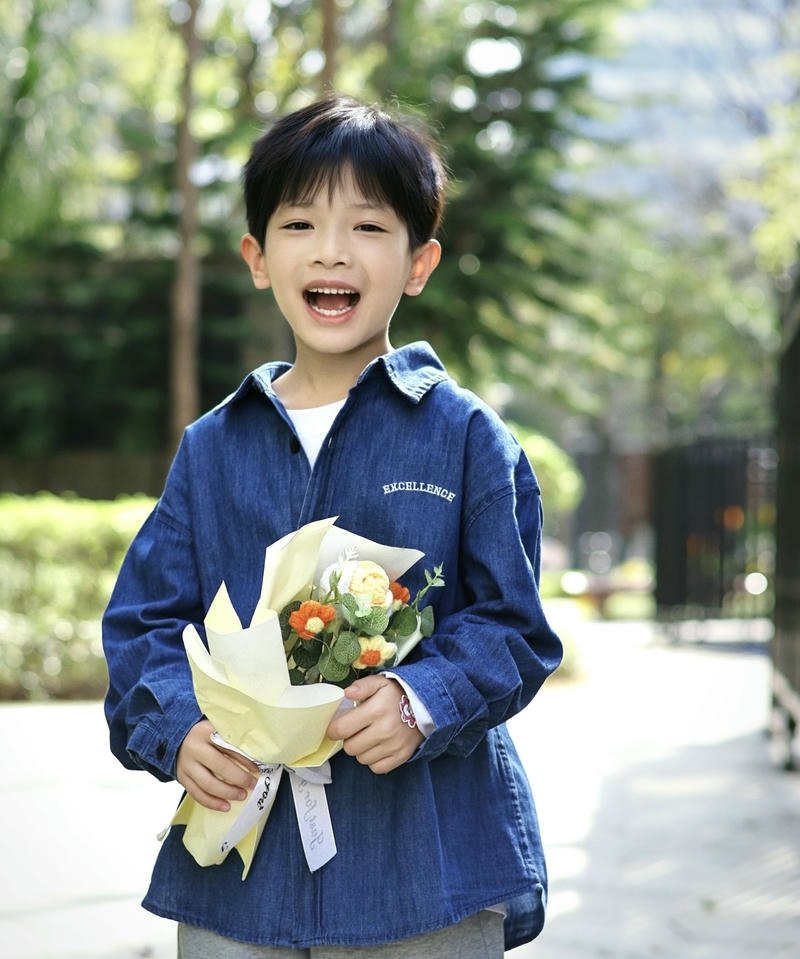 Em bé trai cười tươi với má phúng phính dễ thương