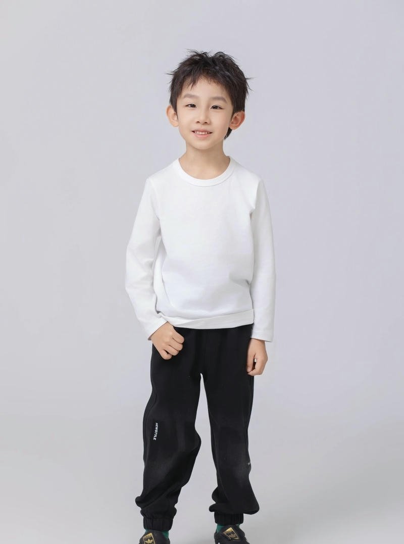 Em bé trai dễ thương đang nhìn thẳng vào máy ảnh