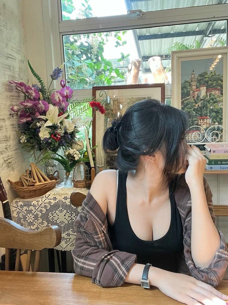 Gái Việt Nam xinh đẹp với ánh nhìn thu hút