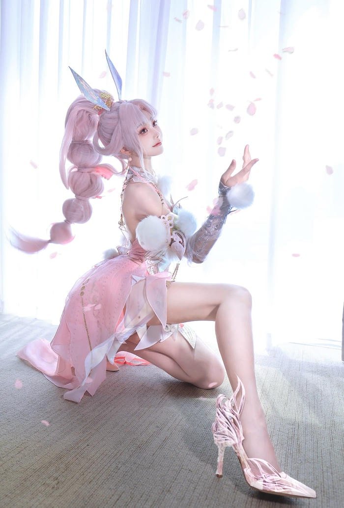 Gái cosplay cổ trang giữa bối cảnh ngoài trời