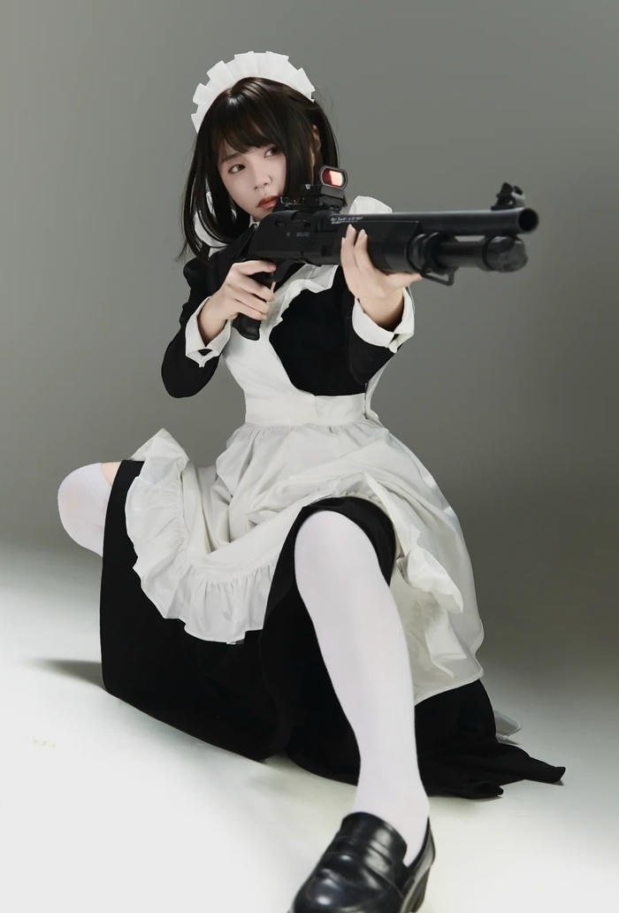 Gái cosplay hầu gái chân dài không gian ngoài trời