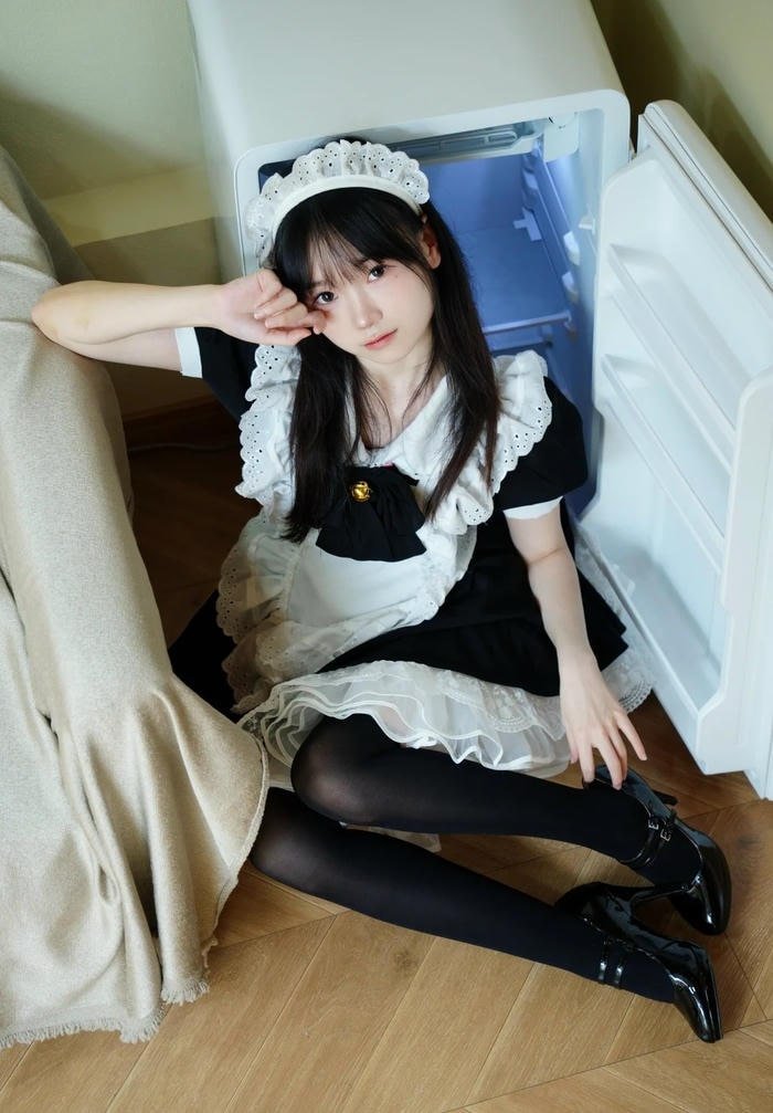 Gái cosplay hầu gái chân dài tạo dáng nổi bật