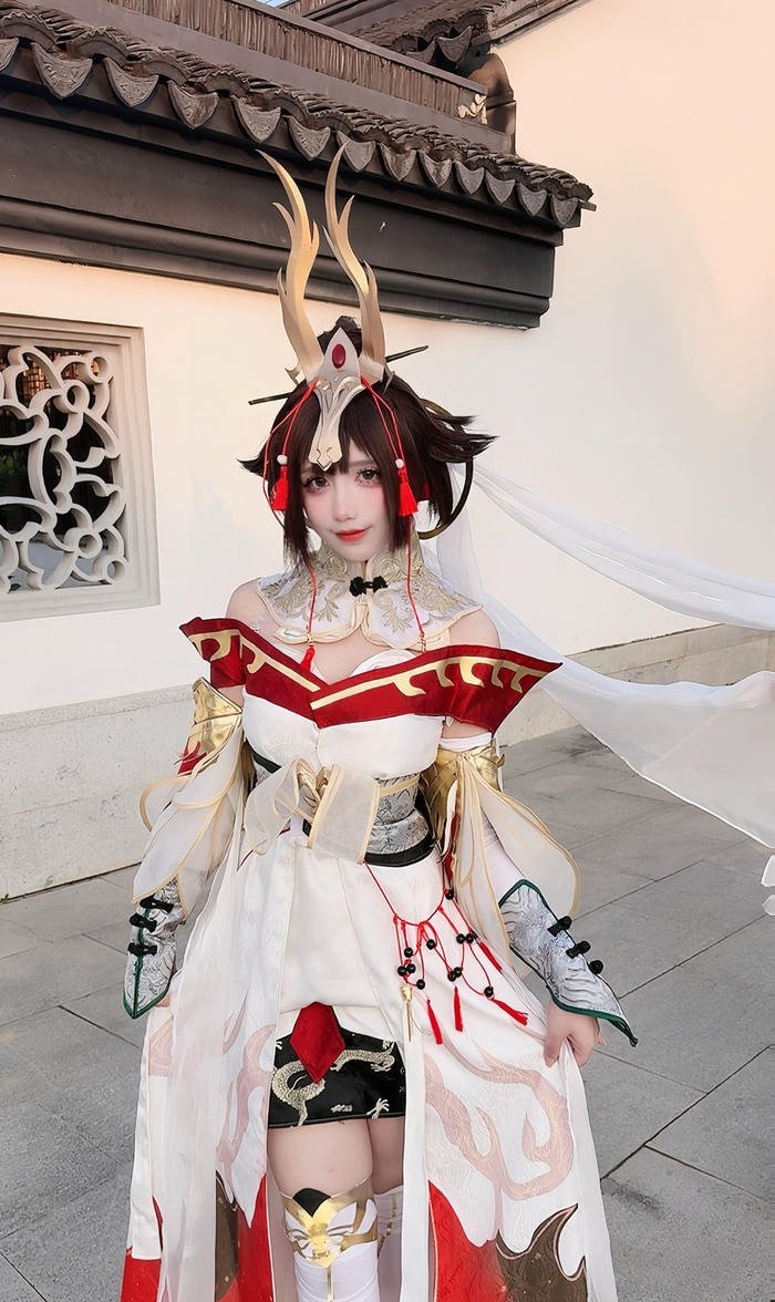 Gái cosplay nhân vật game mang phong cách mạnh mẽ