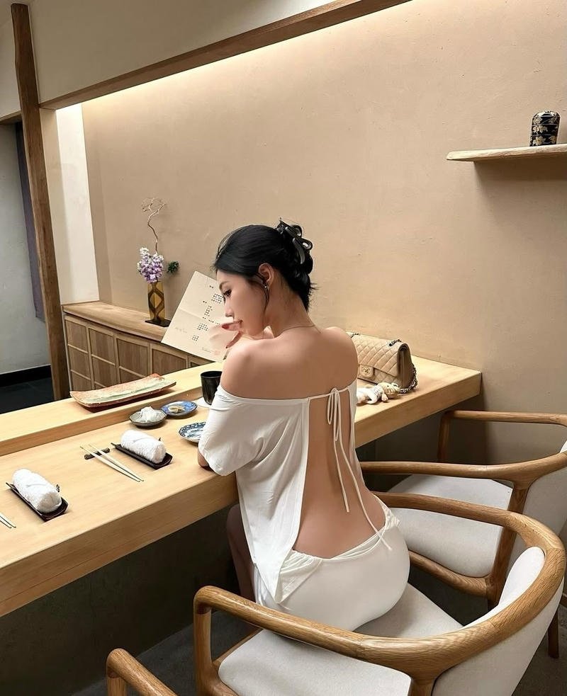 Gái sexy xinh tạo dáng nổi bật trong khung hình