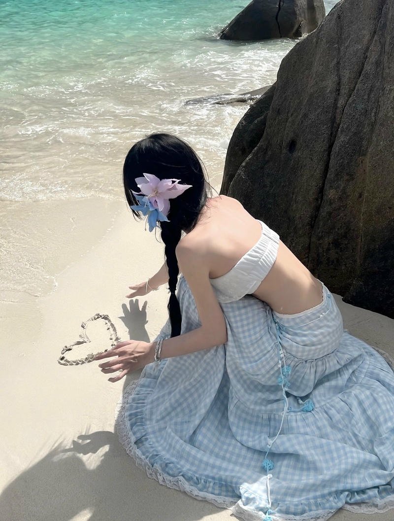 Gái xinh bikini cuốn hút với nụ cười rạng rỡ