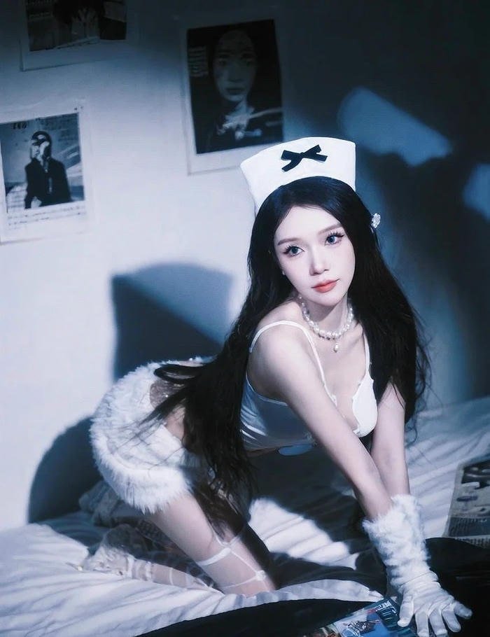 Gái xinh cosplay y tá với outfit nurse nổi bật
