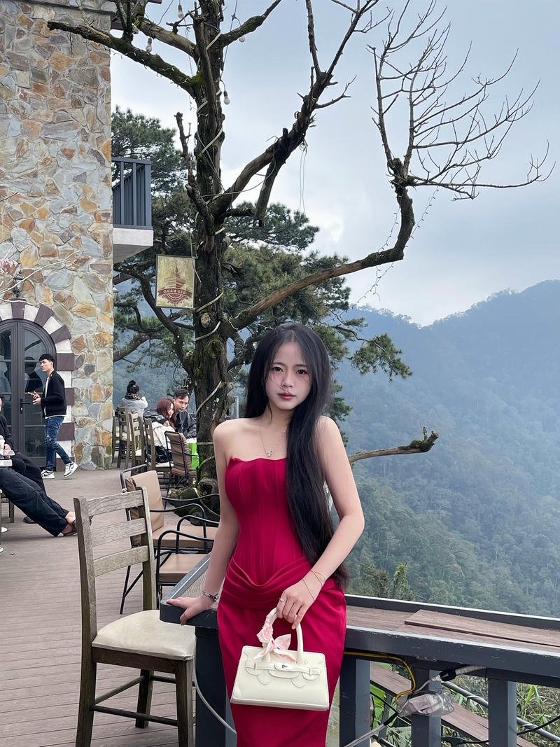 Gái xinh dáng chuẩn với phong cách hiện đại