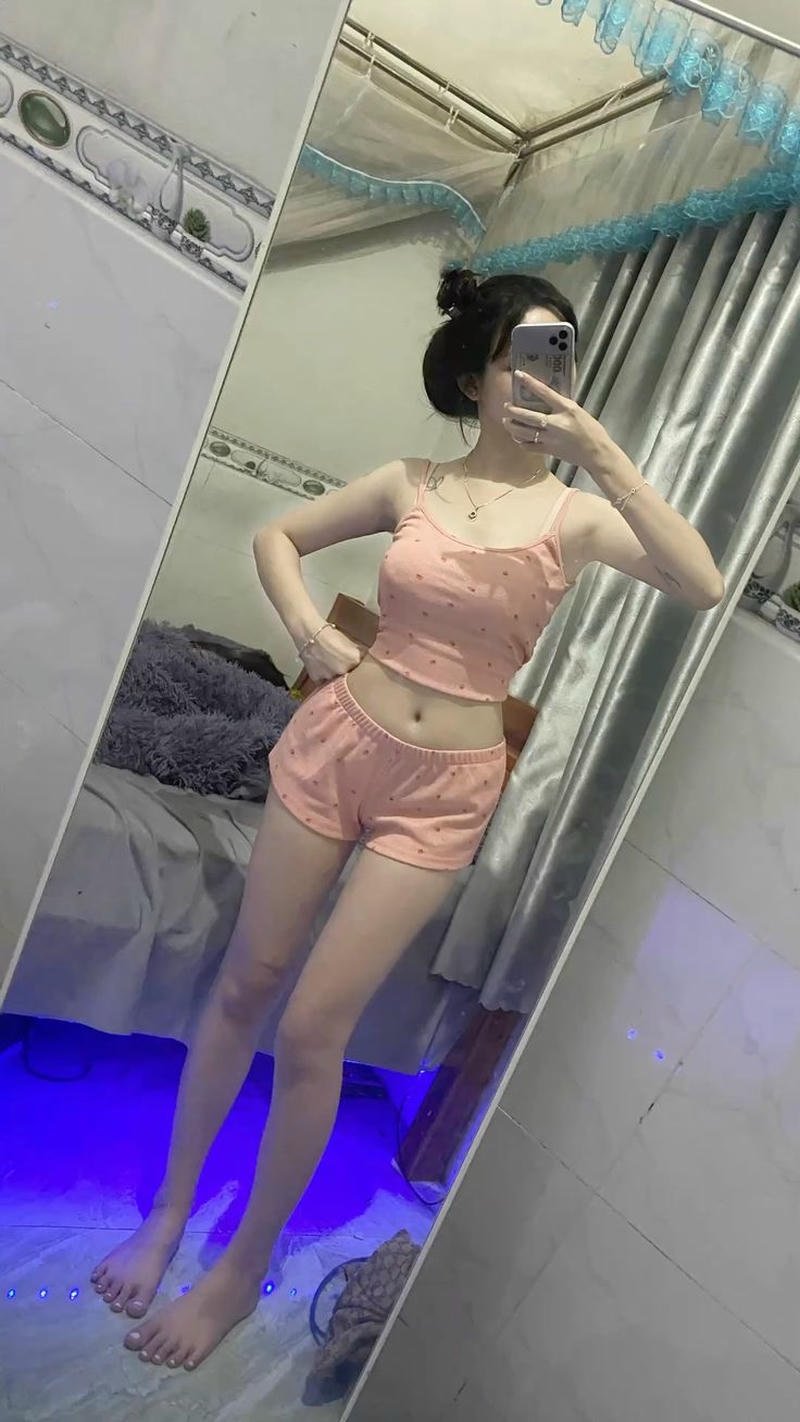 Gái xinh tự sướng trước gương phòng ngủ