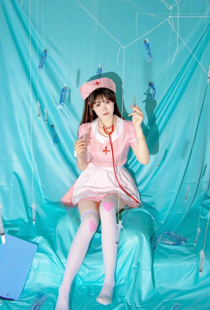 Girl cosplay y tá với phong cách đáng yêu