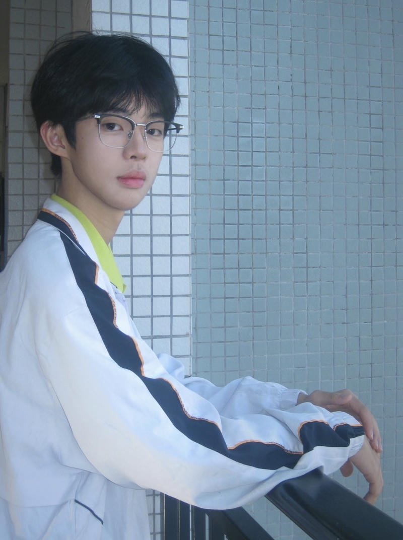 Góc chụp học sinh nam dễ thương nụ cười nhẹ