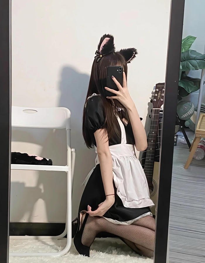 Góc chụp nghệ thuật tôn dáng trang phục hầu gái