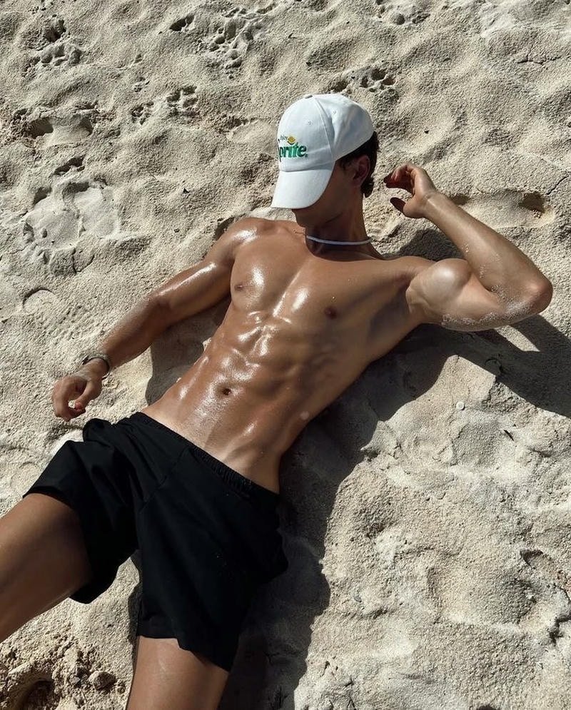 Góc chụp ngoài trời của trai đẹp 6 múi che mặt