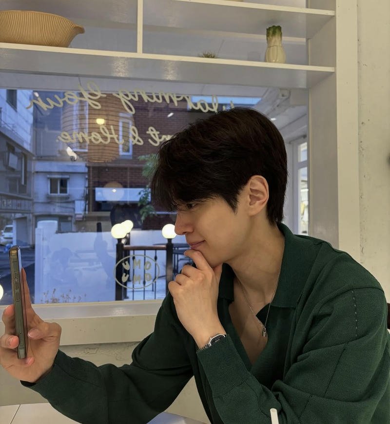 Góc chụp trai đẹp Hàn Quốc khuôn mặt mỉm cười