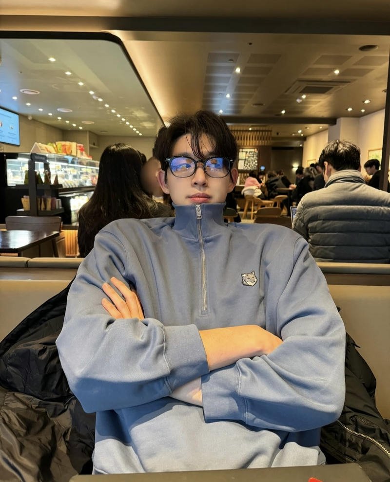 Góc chụp trai đẹp gương mặt góc cạnh ánh mắt sắc