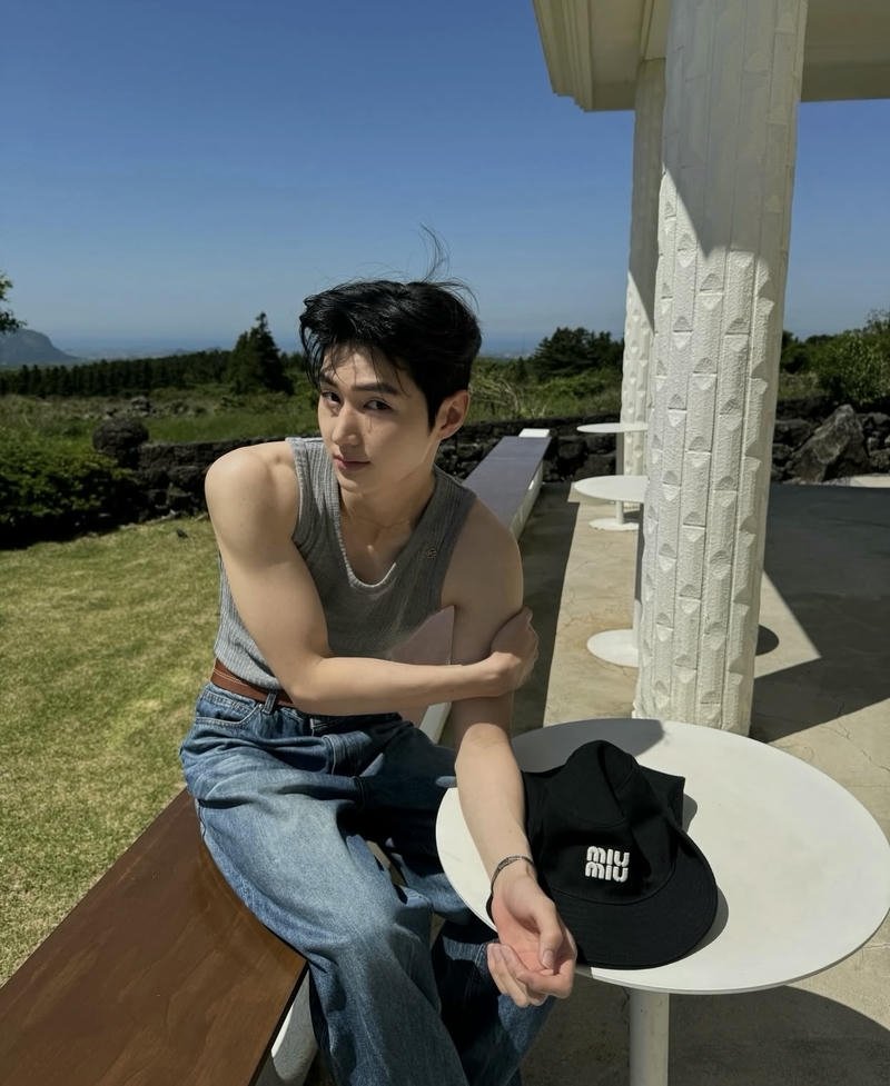 Góc chụp trai đẹp nụ cười nhẹ ánh nhìn sâu