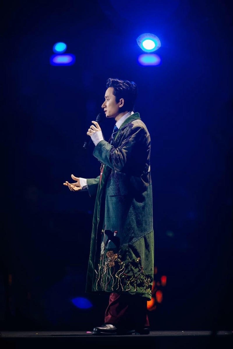 Góc nghiêng Phan Mạnh Quỳnh phong cách tối giản làm hình nền