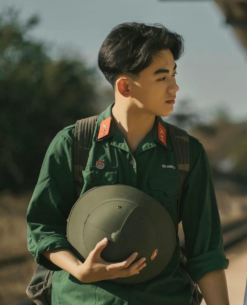 Góc nghiêng ấn tượng của ảnh bộ đội đẹp trai