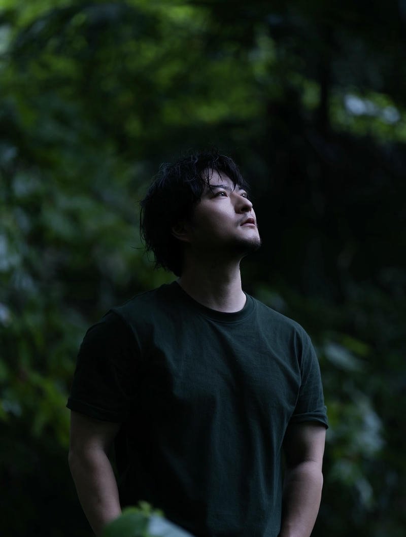 Góc nghiêng chàng trai buồn lạnh lùng