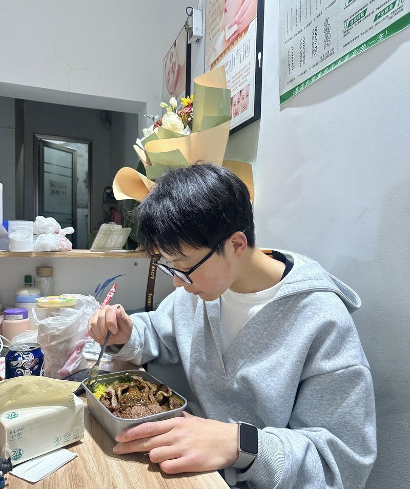 Góc nghiêng điển trai của chàng trai trẻ phong cách học sinh 2k12