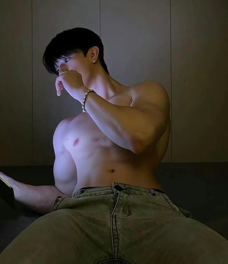 Góc nghiêng khoe cơ bụng đẹp che mặt cuốn hút