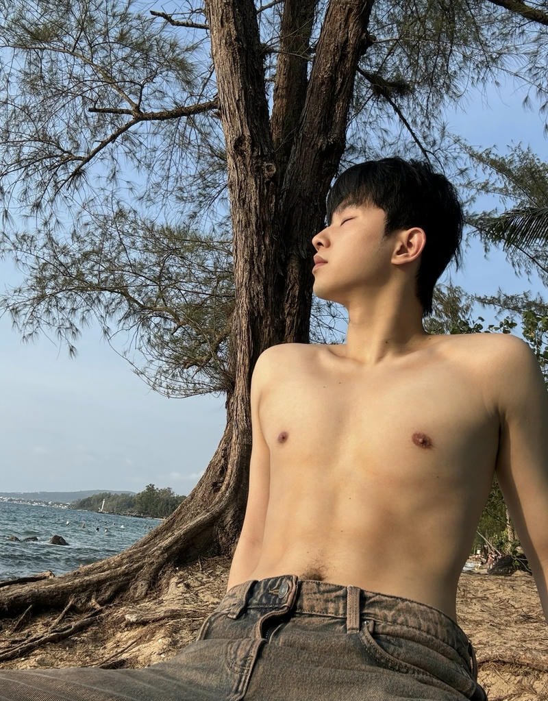 Góc nghiêng nam tính của trai đẹp 6 múi khoe body chuẩn