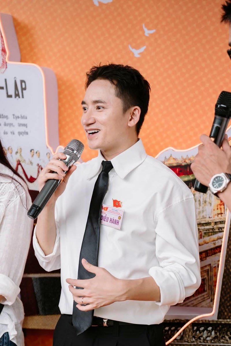 Góc nghiêng nghệ sĩ Phan Mạnh Quỳnh ánh sáng dịu làm hình nền