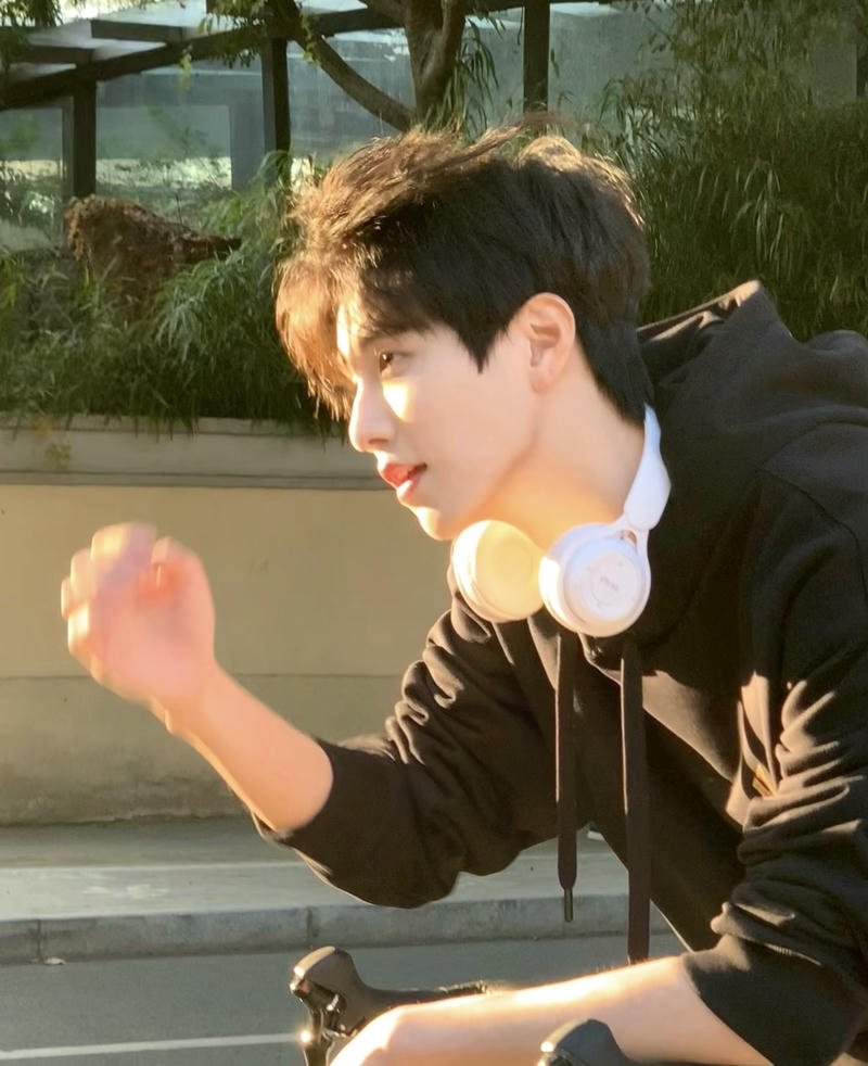 Góc nghiêng nhẹ nhàng của ảnh trai đẹp cute