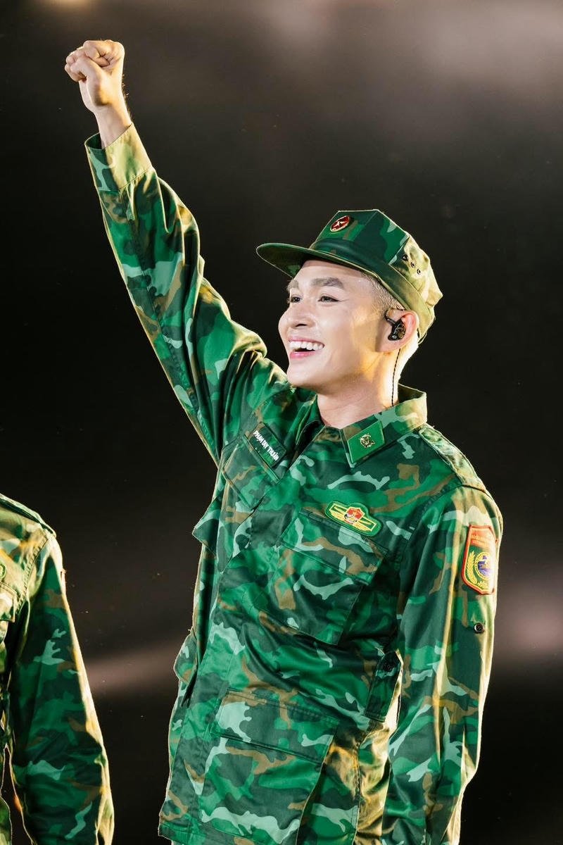 Góc nghiêng nổi bật gương mặt điển trai của Jun Phạm