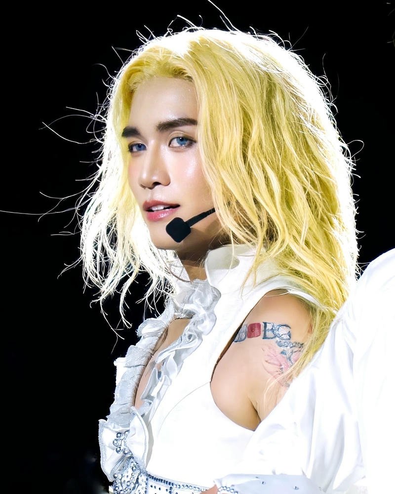 Góc nghiêng sắc nét trong ảnh BB Trần đẹp trai