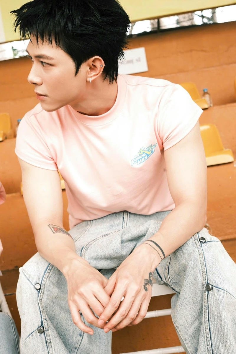 Góc nghiêng thần thái của Anh Tú Atus nổi bật