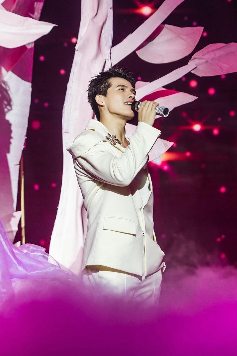 Góc nghiêng thần thái của ca sĩ Quốc Thiên cực nổi bật