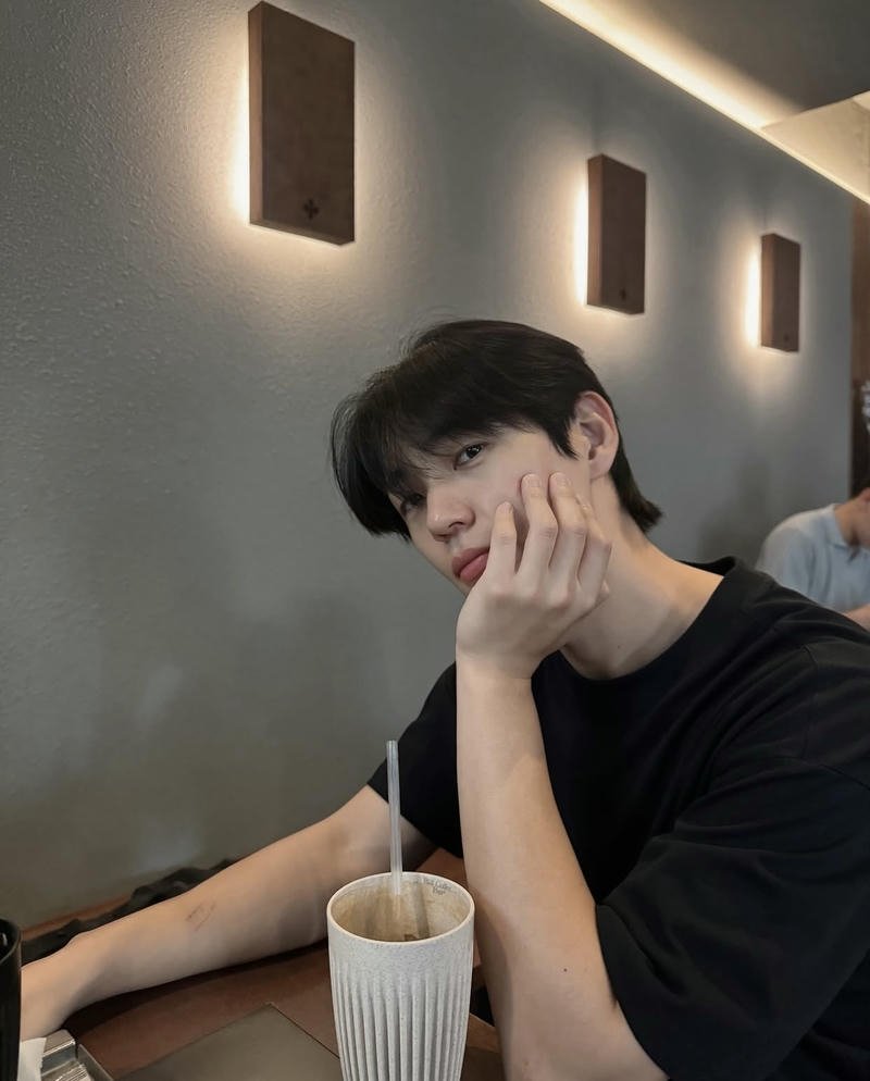 Góc nghiêng trai đẹp Hàn Quốc khuôn mặt đẹp trai