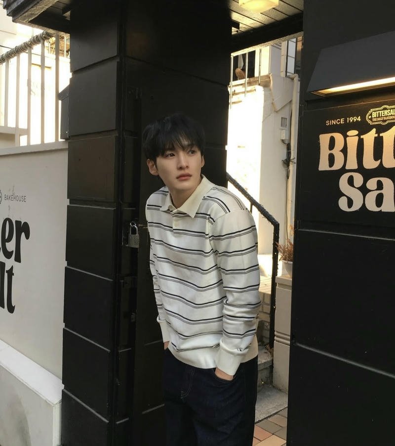 Góc nhìn ảnh trai đẹp ánh mắt sắc gương mặt sáng