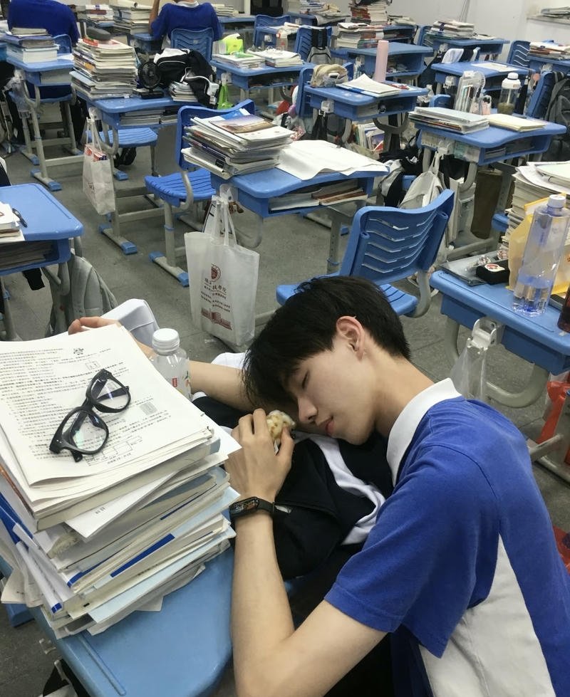 Góc nhìn học sinh nam đang ngủ gật