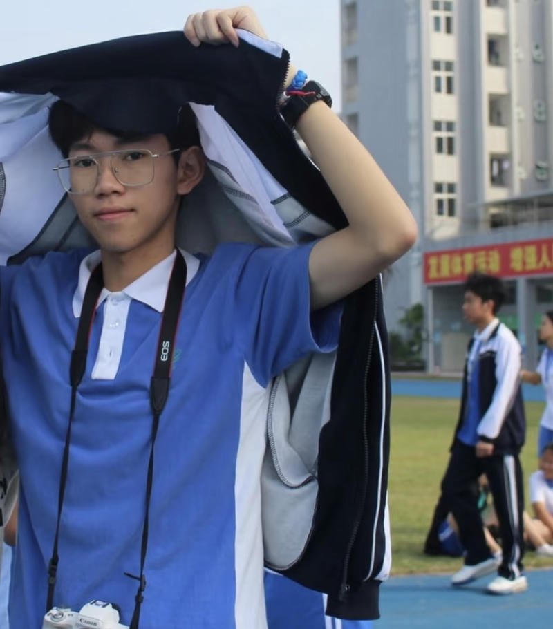 Góc nhìn học sinh nam điển trai đơn giản