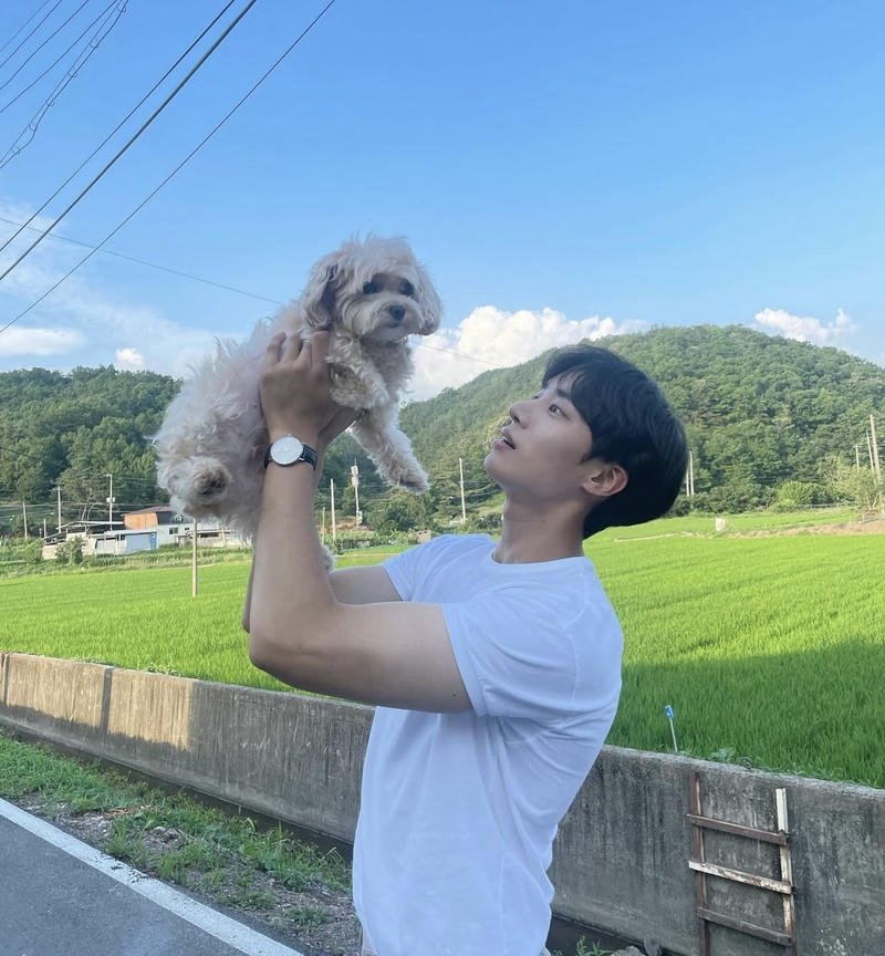 Góc nhìn trai đẹp Hàn Quốc đang bế chó