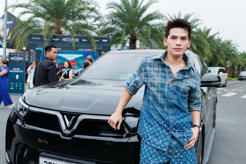 Gương mặt Quốc Thiên với ánh nhìn sâu lắng cuốn hút