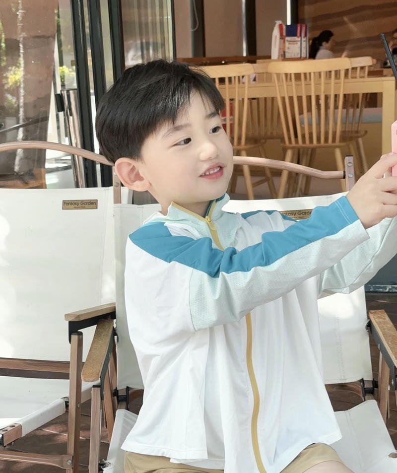 Gương mặt đáng yêu của cậu bé nhỏ khi vui đùa