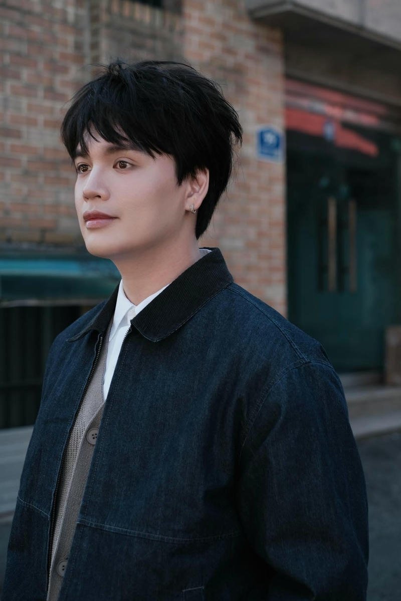 Gương mặt điển trai ánh nhìn sâu hình nền Nguyễn Trần Trung Quân